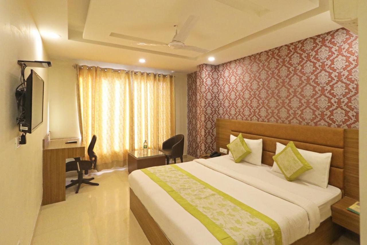 Hotel Ronit Royal Delhi Airport By D'Capitol Нью-Дели Экстерьер фото