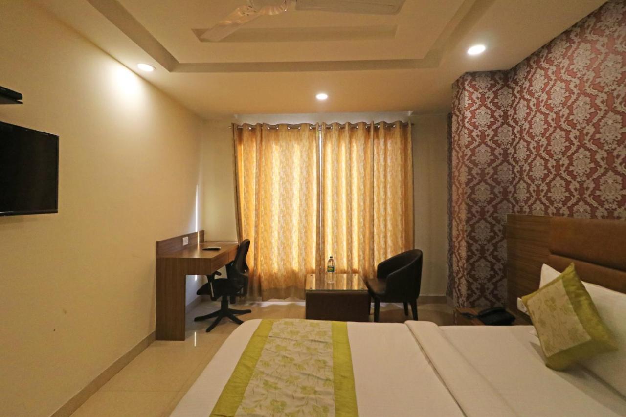 Hotel Ronit Royal Delhi Airport By D'Capitol Нью-Дели Экстерьер фото
