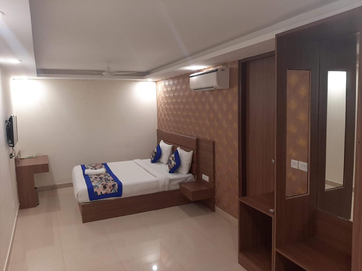 Hotel Ronit Royal Delhi Airport By D'Capitol Нью-Дели Экстерьер фото